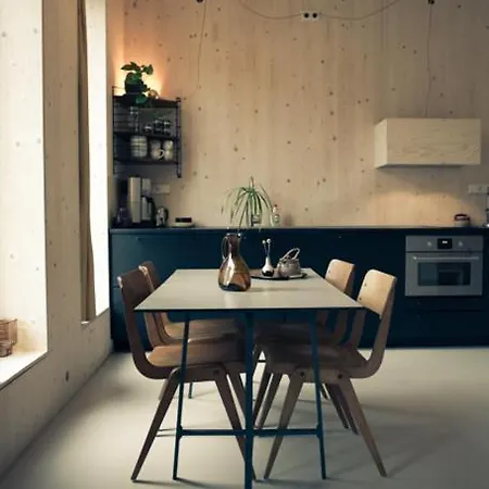 Casa de hóspedes Private Eco Wooden Studio With Bath And Bikes And Garden *