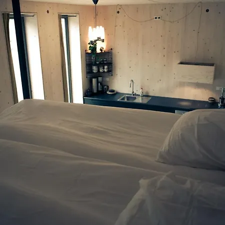 Casa de hóspedes Private Eco Wooden Studio With Bath And Bikes And Garden *