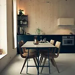 Casa de hóspedes Private Eco Wooden Studio With Bath And Bikes And Garden *