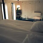 Casa de hóspedes Private Eco Wooden Studio With Bath And Bikes And Garden *