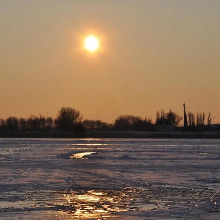 Private Eco Wooden Studio With Bath And Bikes And Garden ゲストハウス *